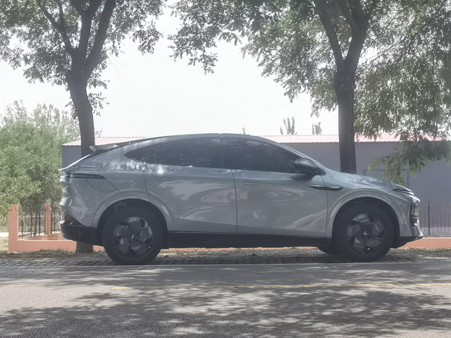 长续航与快充缺一不可
如果二者必选其一，还得是长续航。
只有一种情况要选快充，那