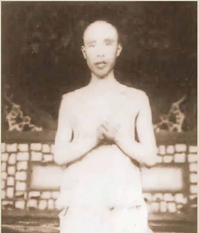 1907年，徐锡麟被五花大绑，送到刑场。刽子手用铁锤将他的下半身击碎，然后将他的