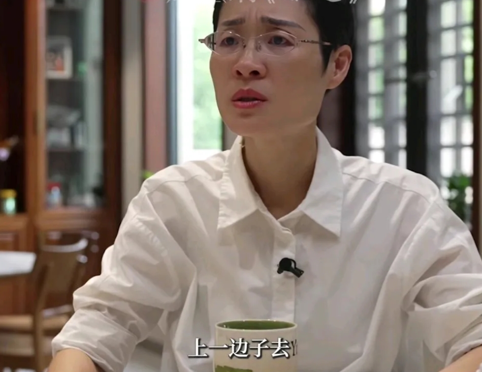 13岁被姑姑收留，牛奶只能喝表哥剩下的，剥蒜慢了就要被吼。
如今，刘晓艳是网红英
