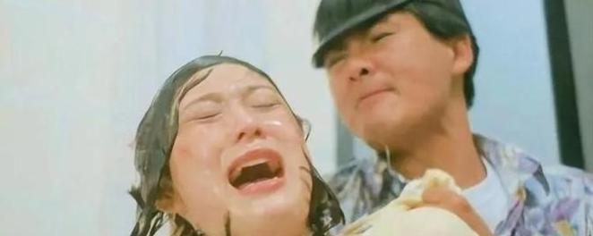 1987年，利智在拍摄时，被周润发一脚踹进玻璃渣里，后来在杀青宴上，周润发又悄悄