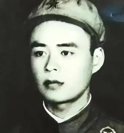1952年，上甘岭阵地上，16岁战士唐章洪突然尿急，他索性对着迫击炮尿了起来，没