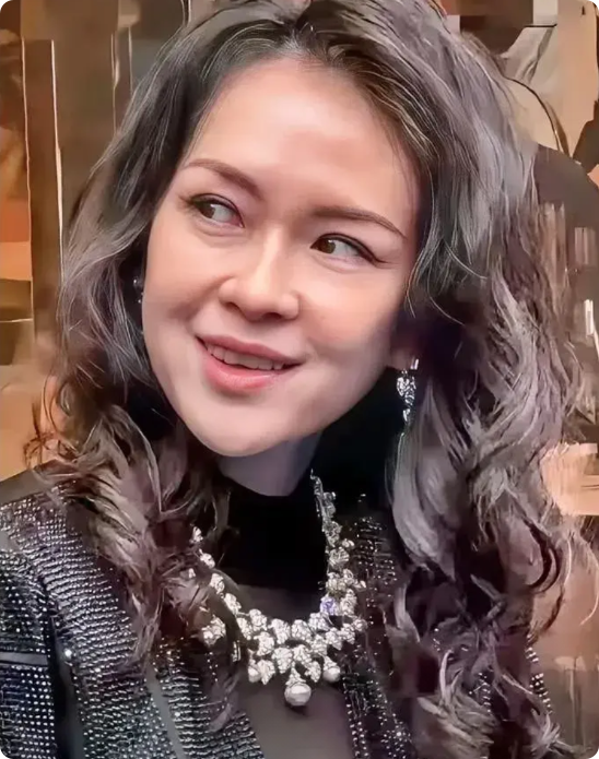 我给我外婆看了章子怡的照片
外婆看完沉默了一会
开口说了一句话我万万没想到

她