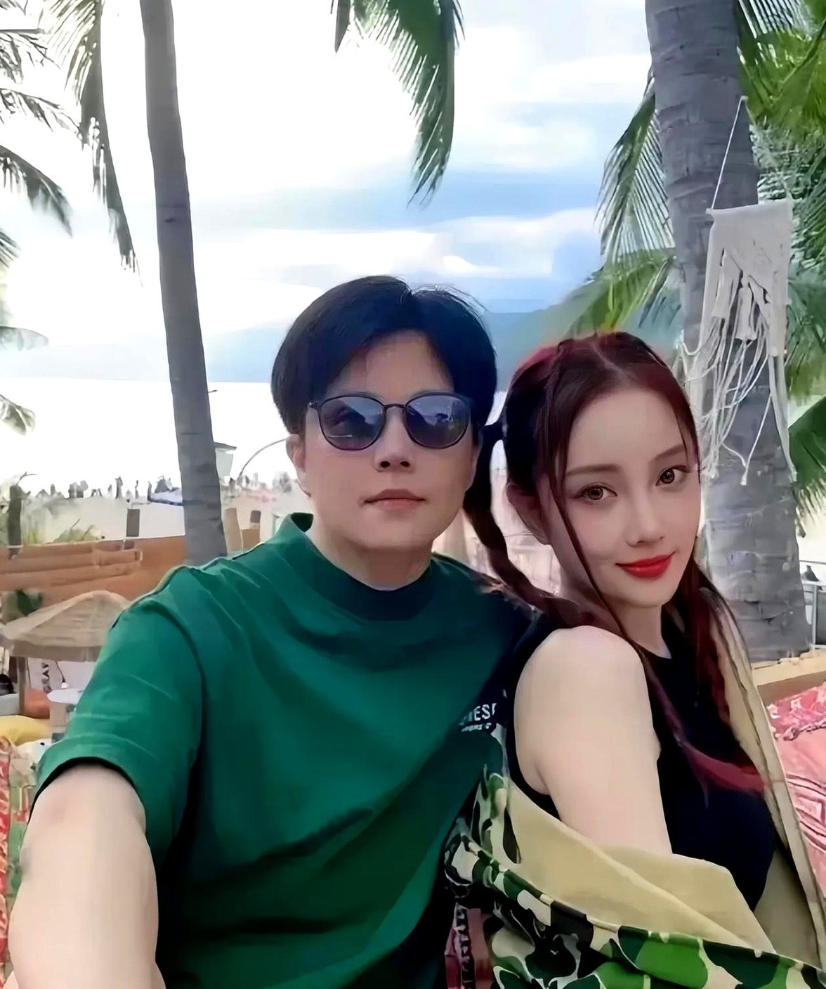 这一次，李小璐狠狠活成了自己的光！

43岁李小璐一组度假照炸了锅——紧身背