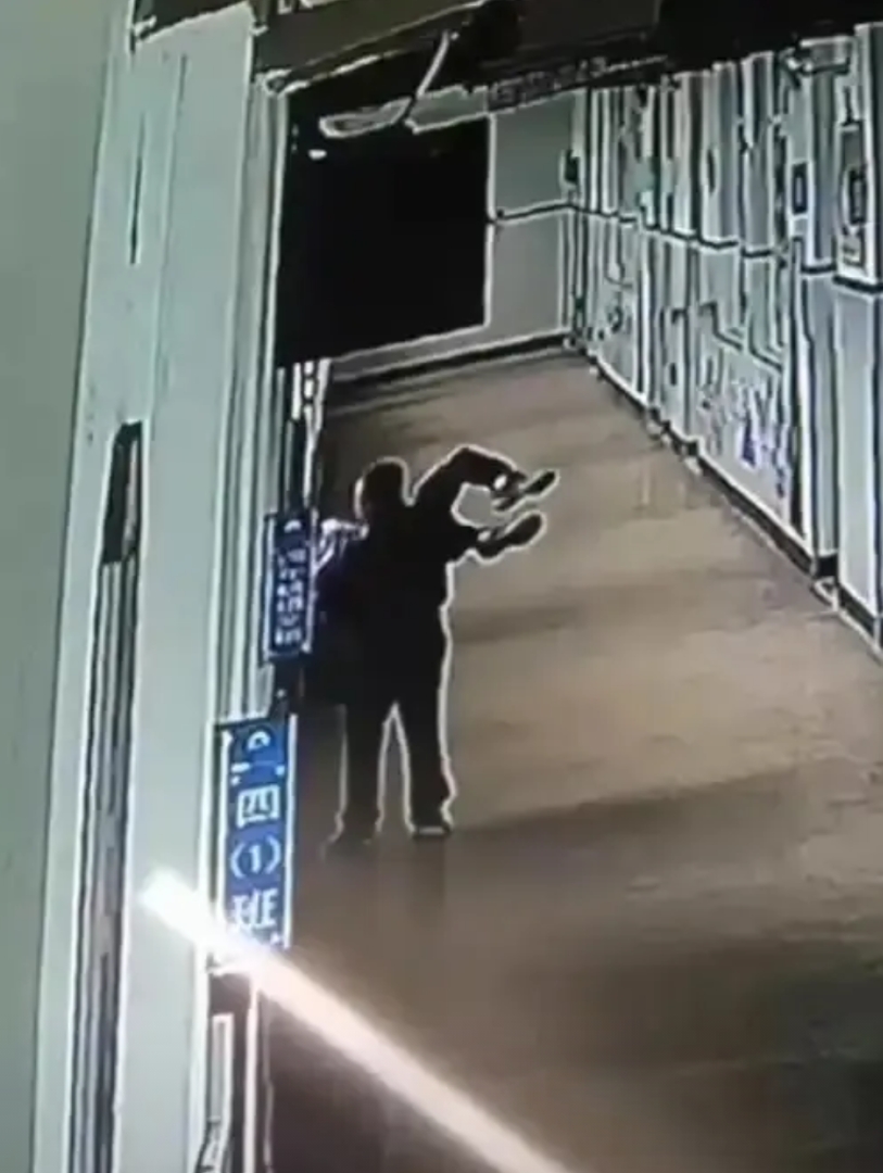 浙江瑞安林老师事件中，一位家长的行为引发了广泛讨论。这位家长的行为不仅对孩子造成