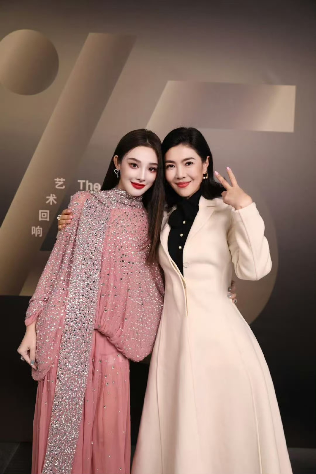 谁还记得2016年芭莎盛典上控场超稳的主持人彭小苒？