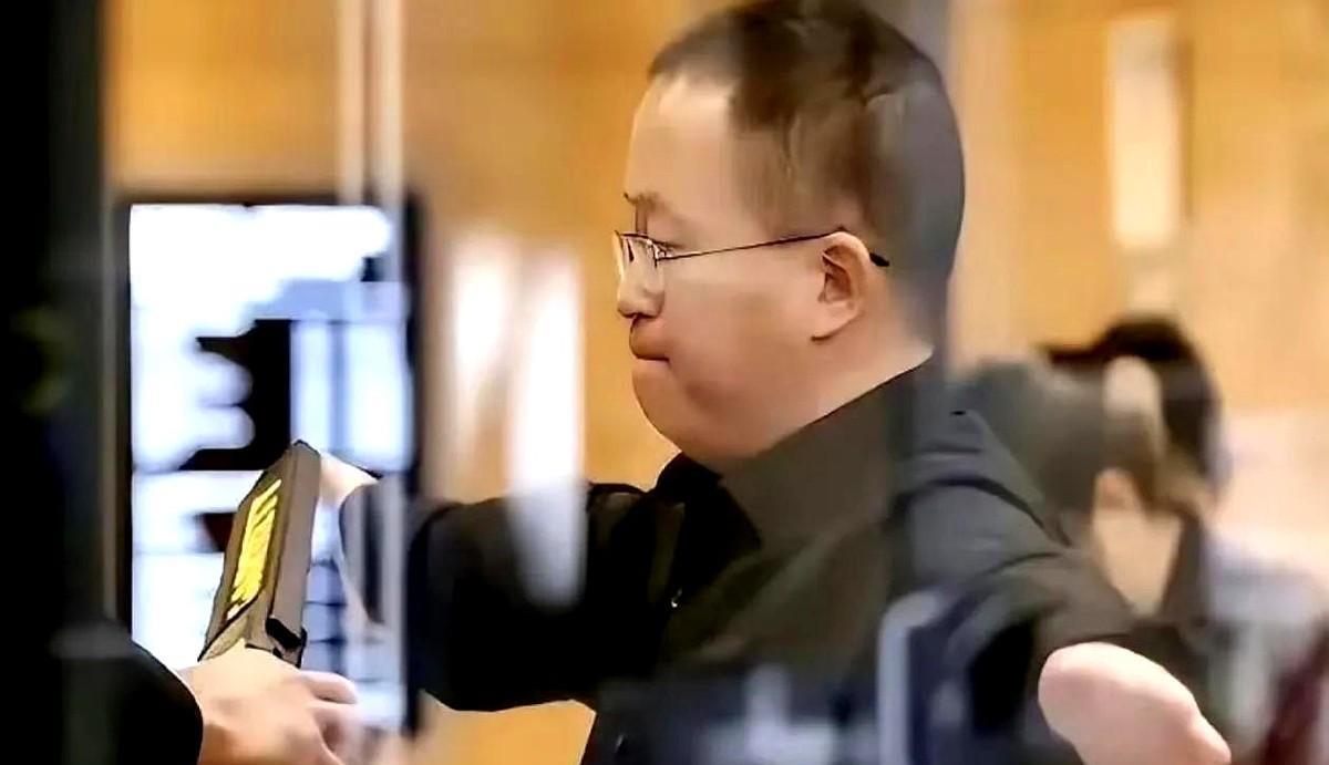 原来美国邀请函是逮捕证！
我国芯片大佬张浩，受邀参加美国学术会议，没想到刚下飞机