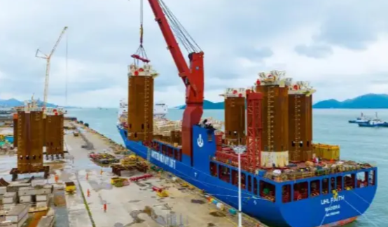 大 批 中 方 装 备 运 抵 巴 西 ， 卢 拉 对 美 态 度 迅 速 变 