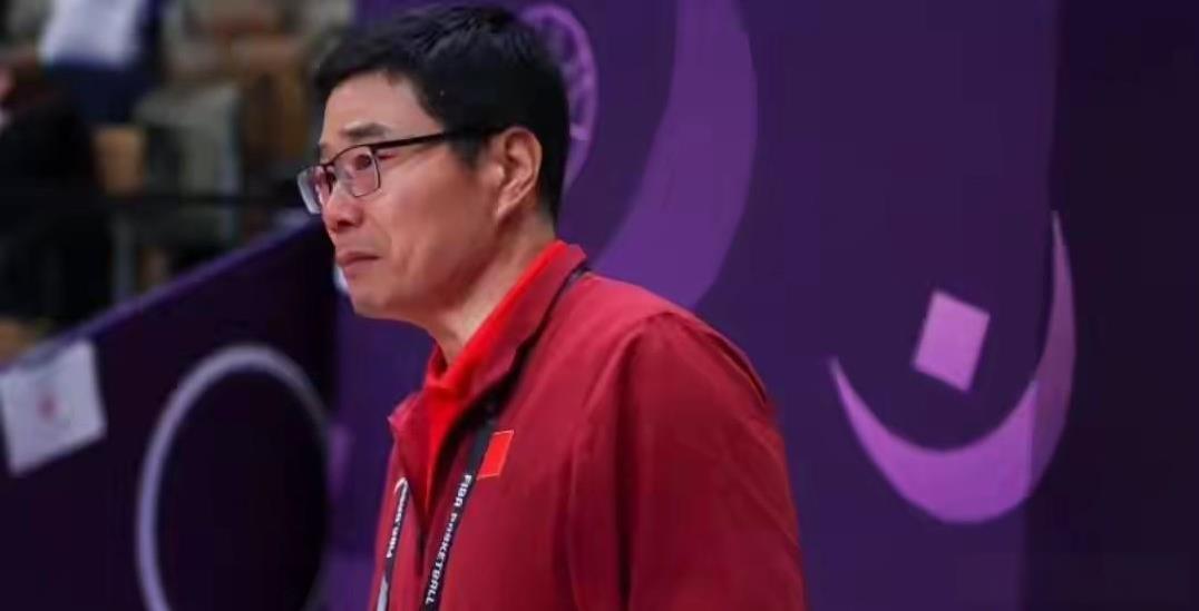 男篮掌门郭振明真是让人感动。在亚洲杯上，中国男篮取得亚军，这是几年内在国际赛场最