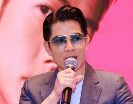 在动感基调中融入《恭喜恭喜》等传统贺岁旋律
据现场反馈，两人全开麦唱跳稳如CD，