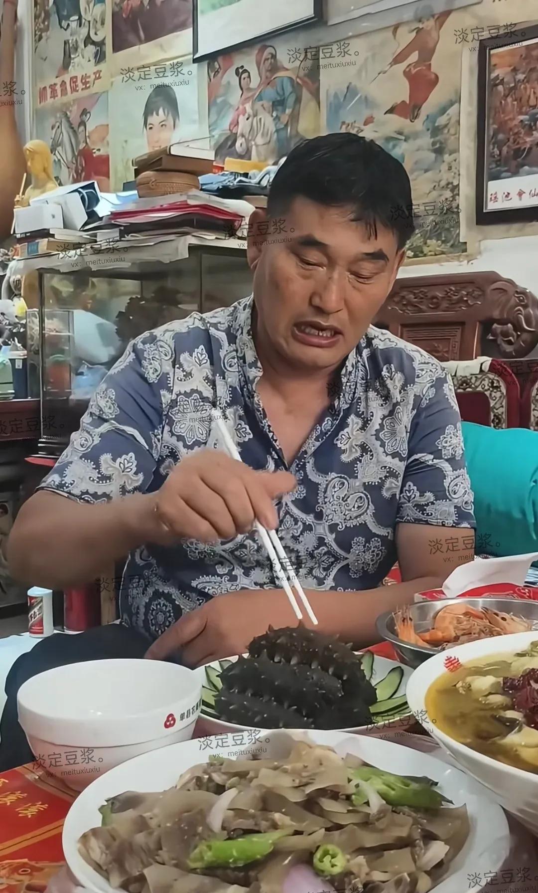 看朱之文家墙上的画都是旧的过去的，没变，再看看他吃的全是“山珍海味”，变了，看地
