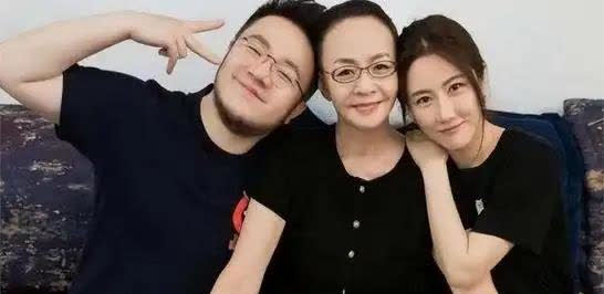 一次，宋丹丹要给巴图买一辆一百多万的路虎，但巴图却赶紧阻止，他说:“给我买辆最便