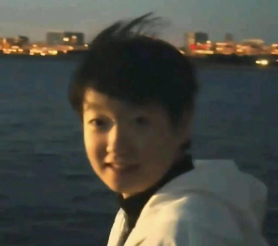 莎莎也有在分享她的生活。
今天国乒队员们回到北京了，莎莎还是跟之前一直自己走了V
