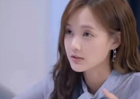 李一桐爆料，和陆毅拍吻戏时，鲍蕾带着女儿们来探班，就在旁边看着，尴尬指数爆表！李