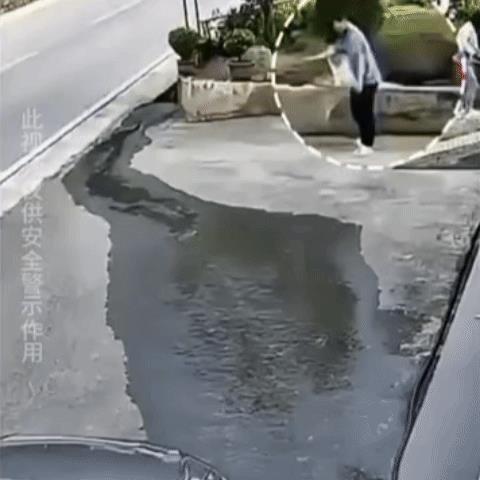 孩子家长，此时后悔吗？家住路边，没教会孩子注意安全，家住路边，居然买篮球给孩子玩