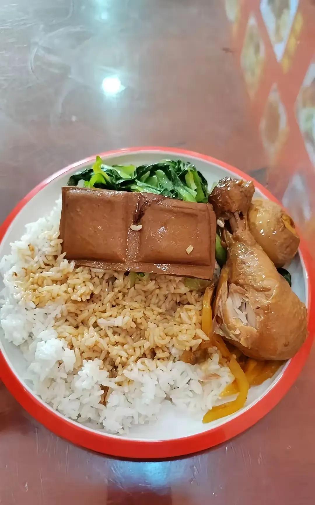 沙县小吃———鸡腿饭，13元一份，淘宝闪购6块猪脚饭，5块2杯奶茶把我吃撑了。