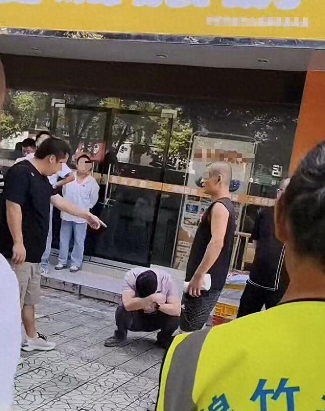 浙江绵竹，一女子去公厕方便，发现一名男子跟在她身后，疑似想要偷拍。女子灵机一动，