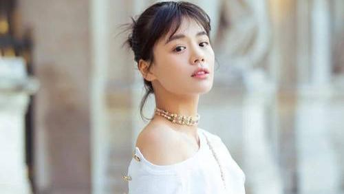 马思纯现身成都太古里品牌活动生图，穿黑羽绒服配微卷发又美又飒