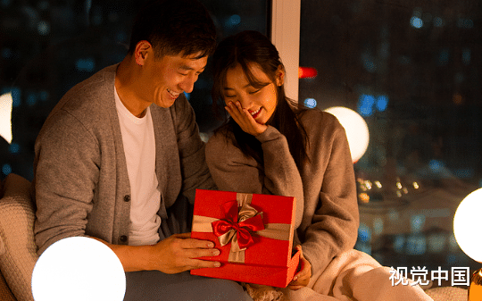 丈夫爱上贫困生后，夏知安逃出豪门，奔赴战场完成母亲遗愿