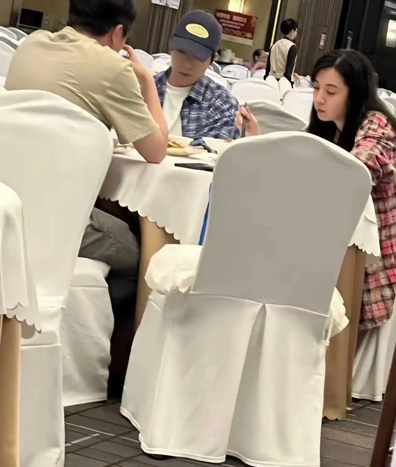 俞灏明去西安探班王晓晨，两人一起吃饭的画面，王晓晨满脸疲惫，感觉很累的样子！
​