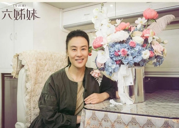 当镜头扫过杀青现场的房车区，两个截然不同的世界悄然浮现。62岁的奚美娟在堆满折叠
