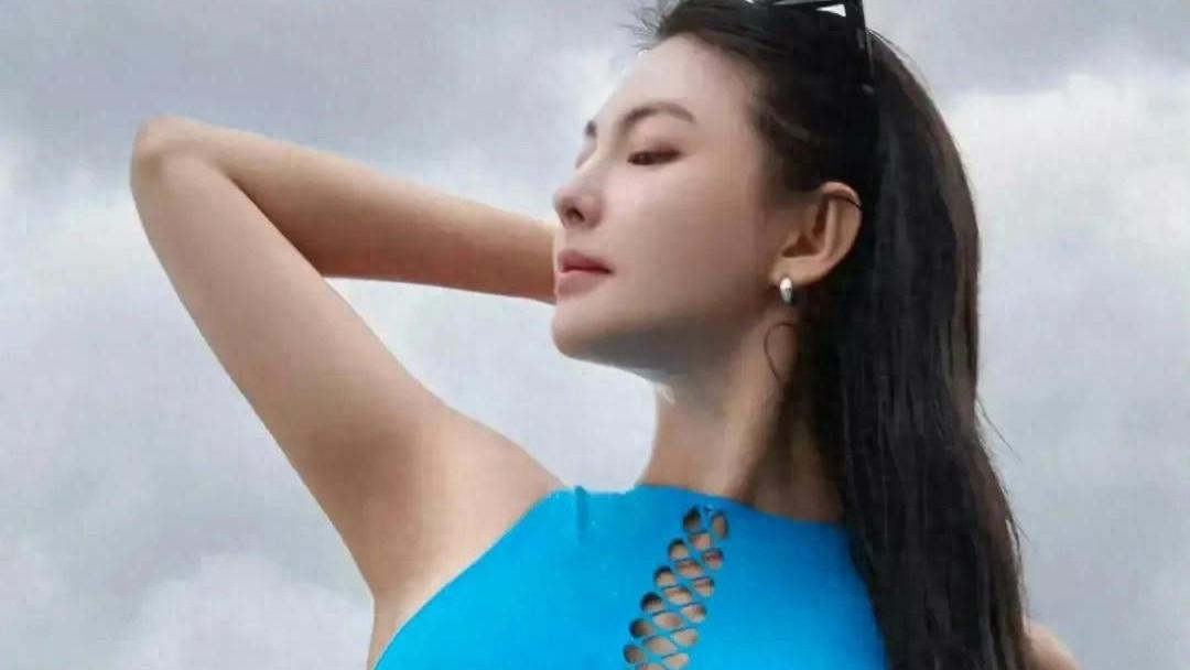 张雨绮泳装照再引热议！身材火辣被调侃“泳装小一码”