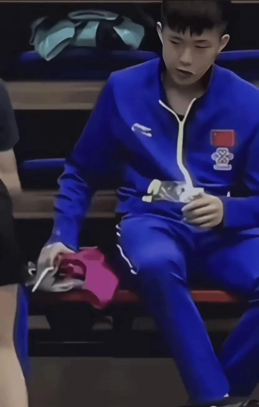 两小无猜
青梅竹马
说的就是这个样子吧
大头从小就知道看着妹宝的衣服
给妹宝留好