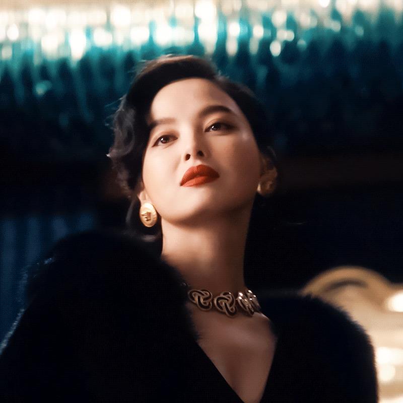 很多人说辛芷蕾长的丑，
王家卫却发现了她的美，
可以大气磅礴，
也可以一笑百媚生