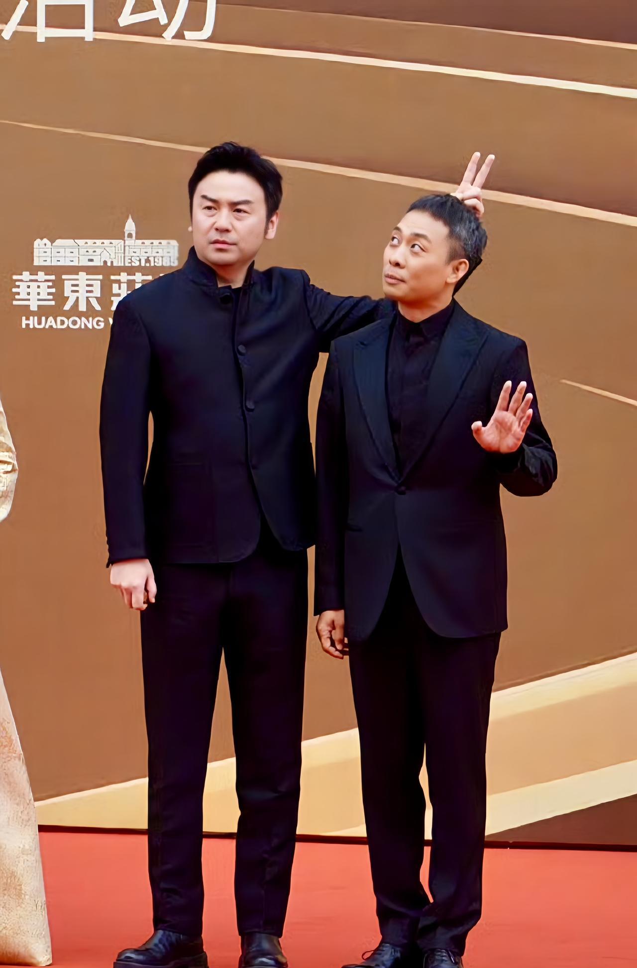 他俩一起走红毯，太有喜感了，雷佳音你比沈腾还会“抢”镜头，哈哈。
近日，华表奖红