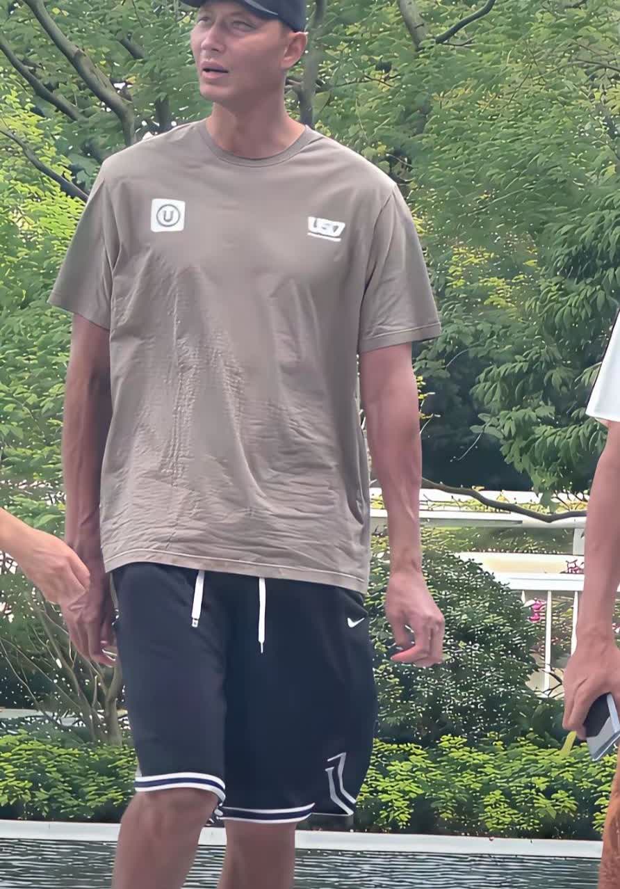 易建联退役后的普通生活

近日易建联被人拍到然后被网友调侃整个人黑黑的，人看