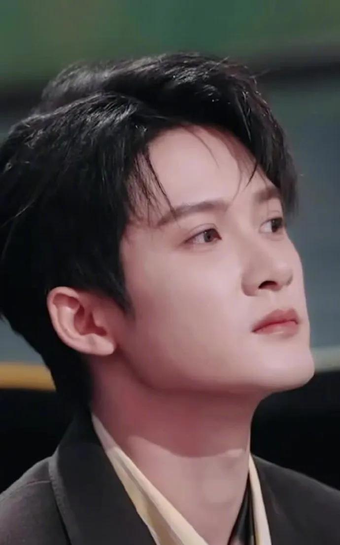 #檀健次坐那就是画报！跳舞性张力反差绝了#