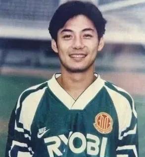 1米50，教练让我踢职业
他真敢信？
初二才到我胸口，体检说能长到172。爸妈不