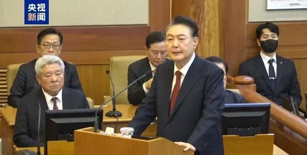 韩国总统尹锡悦笑到了最后。据报道，韩国首尔中央地方法院批准了尹锡悦提出的拘留取消