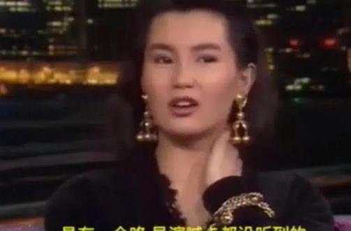 一次，黄霑问张曼玉：“跟你拍过吻戏的男演员谁最坏？”张曼玉尴尬摸了摸脖子说：“他