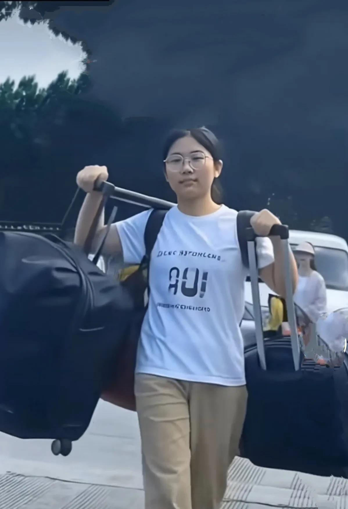 小题大作，过度喧染，只会给主人翁增压加负，甚至造成隐形伤害。



近日，广西桂