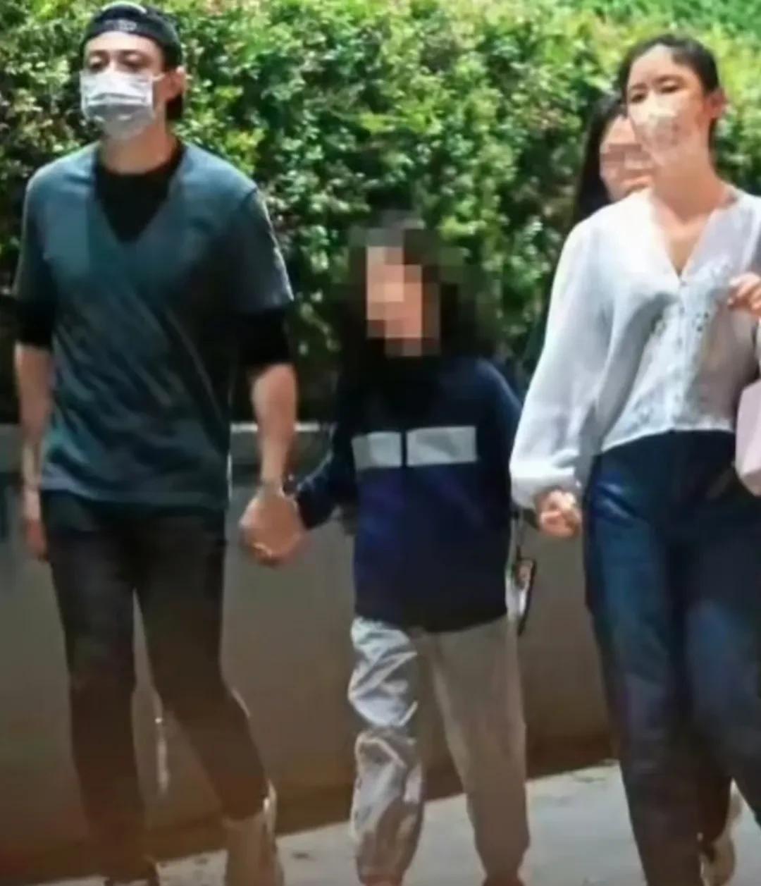 老干部霍建华、林心如一家逛街被偶遇，霍建华、林心如都戴口罩，包裹的十分严实，女儿