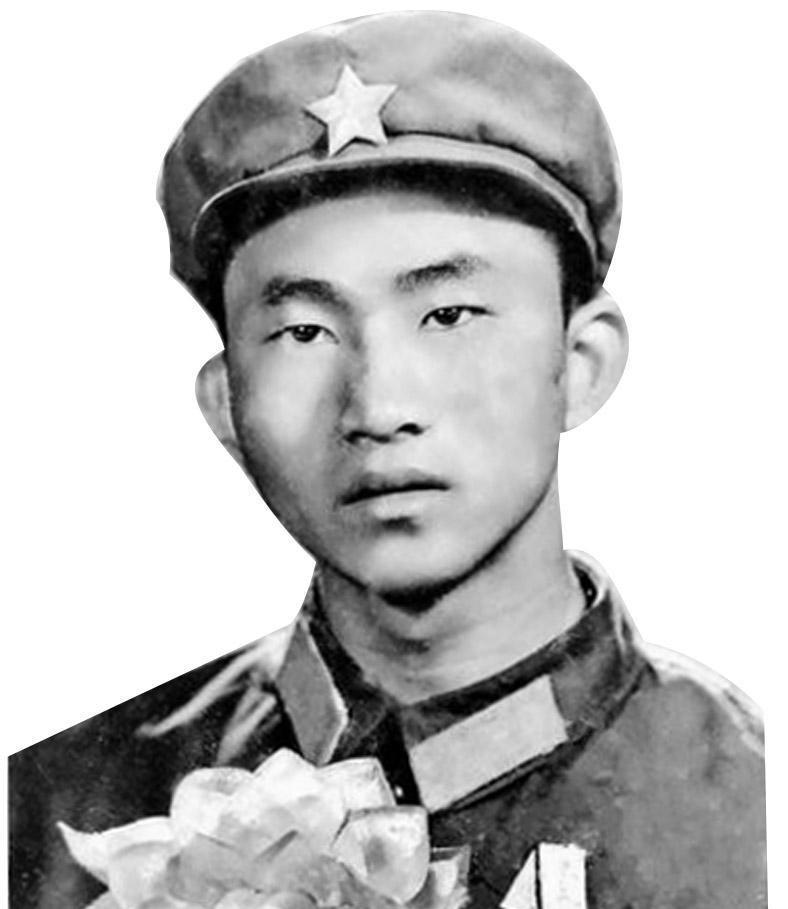 1979年，对越战争，一炊事员送饭途中，看到越军营地，然而他却大摇大摆的走了进去