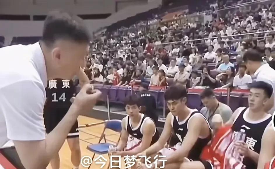 昨晚，杜锋又爆金句！
昨晚，广东全运会男篮VS新西兰澳洲虎杯冠军争夺战。
暂停时