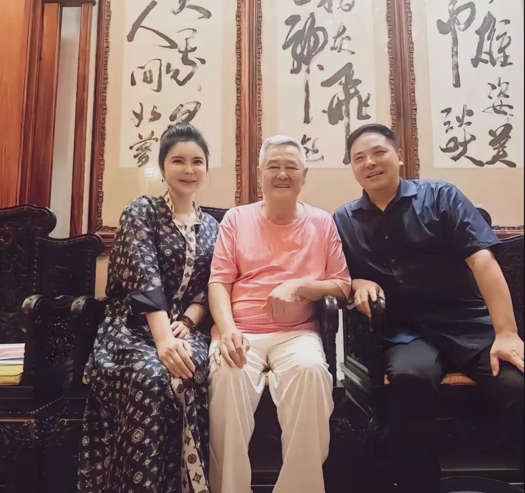 68岁赵本山一脸慈祥，他身材发福，满头银发，脸颊圆润柔和，像个和蔼可亲的老奶奶！