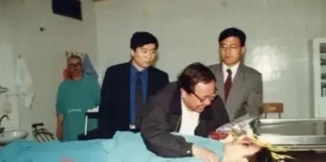 1999年，牺牲的记者朱颖，她已经没有了生命的体征，静静地躺在冰冷的手术台上！