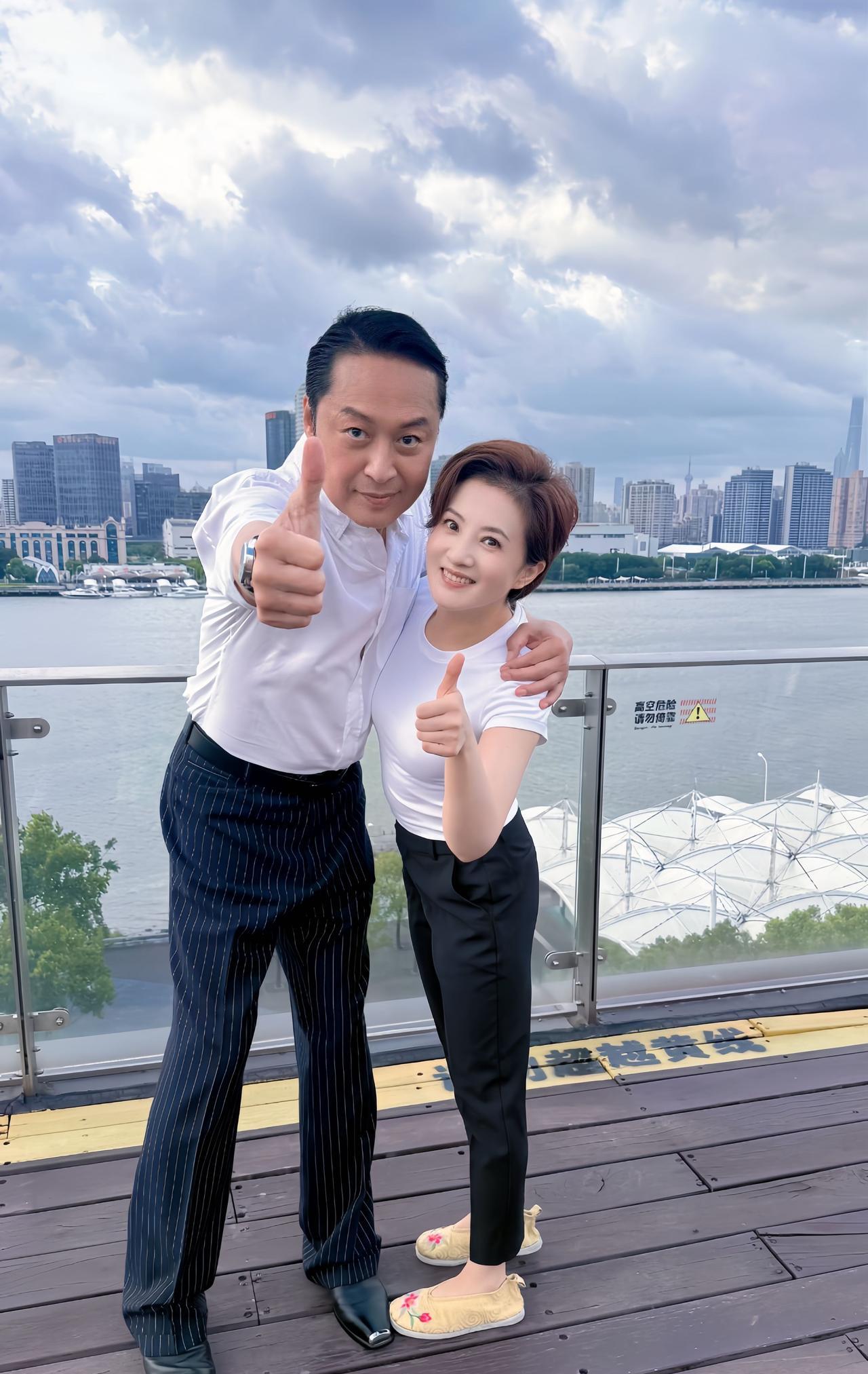 7月28日，金铭晒出与马景涛的合影，两人曾是搭档，如今再次相聚，画面很温馨有爱。