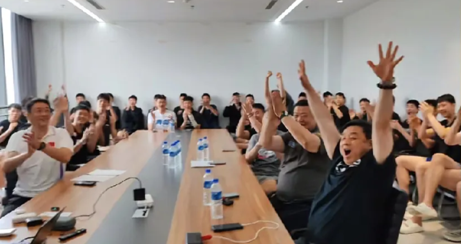 杨瀚森的母队青岛队全体球员教练们一起在观看了杨瀚森的选秀，听到杨瀚森被开拓者16