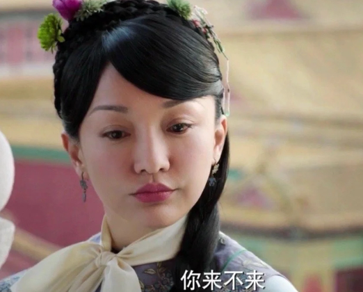 周迅现在无戏可拍其实是自找的，做完脸后演技崩盘，没有以前那么自然灵动了