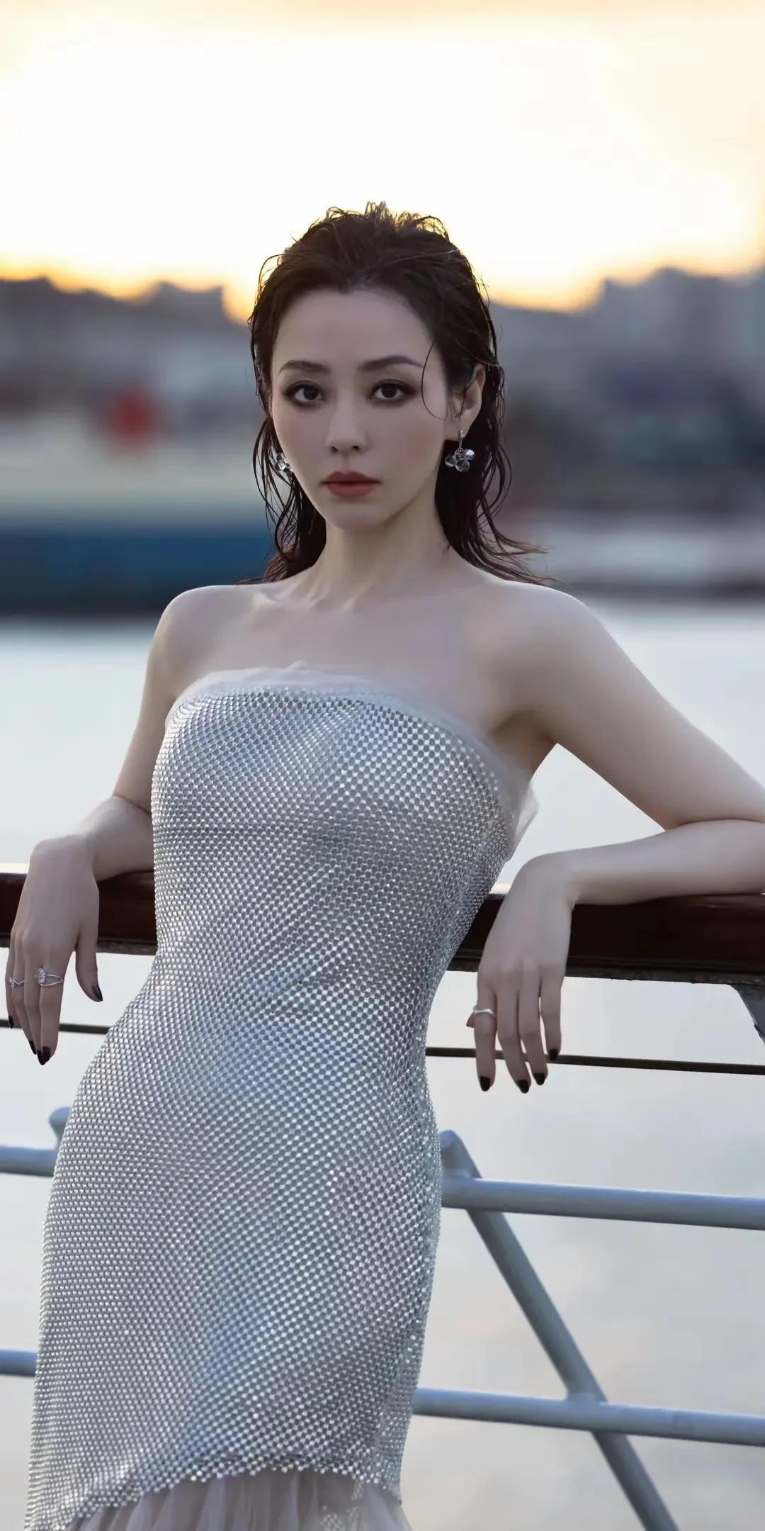 张靓颖余晖中的绝美造型，碎钻裙装尽显独特韵味