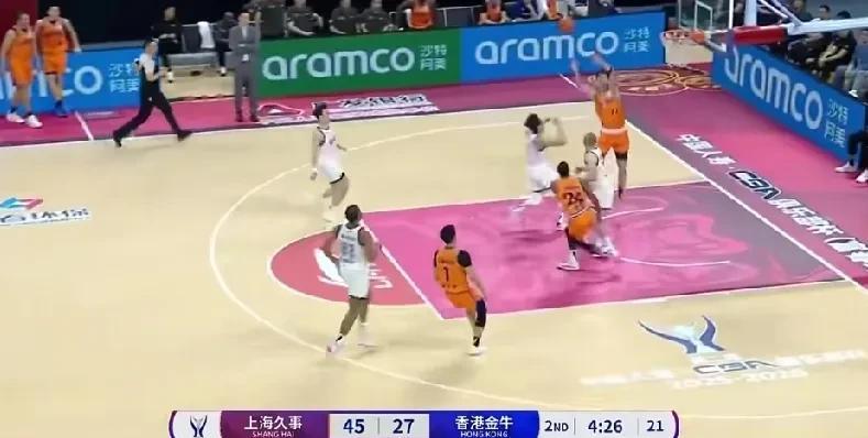 泪目了！张镇麟接弗格空接暴扣！
这个进球让很多辽宁男篮球迷动容了，本赛季弗格和张