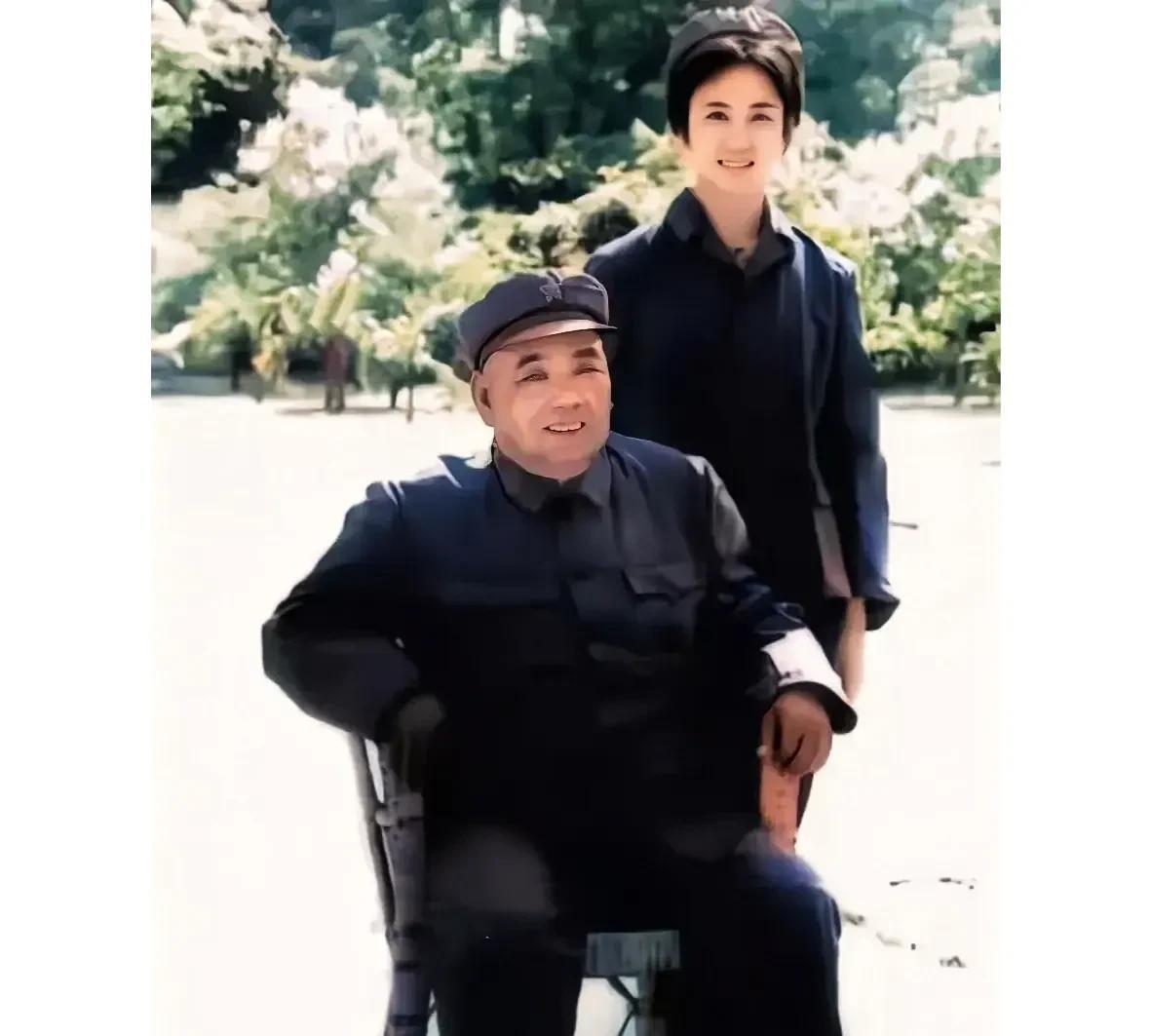 上世纪60年代末，许世友将军与三女儿许华山在南京的珍贵合影，许世友将军坐在椅子上