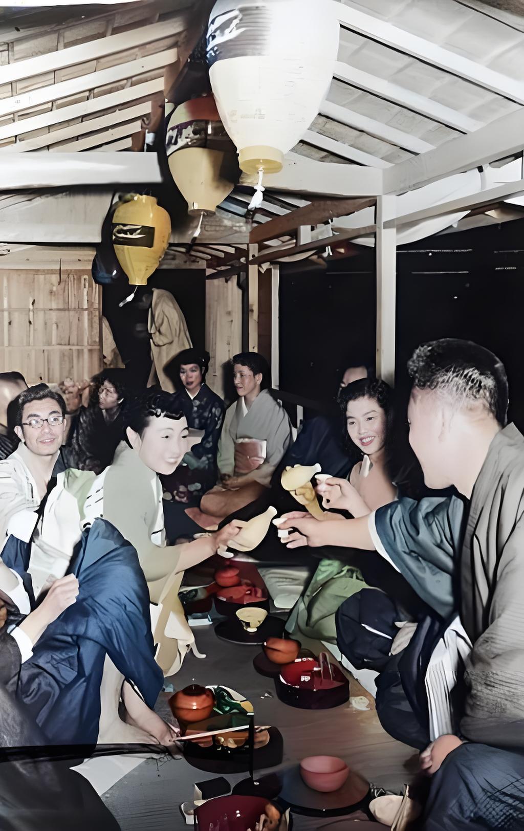 上世纪50年代，长良川，身穿和服的艺妓们正在给客人倒酒。