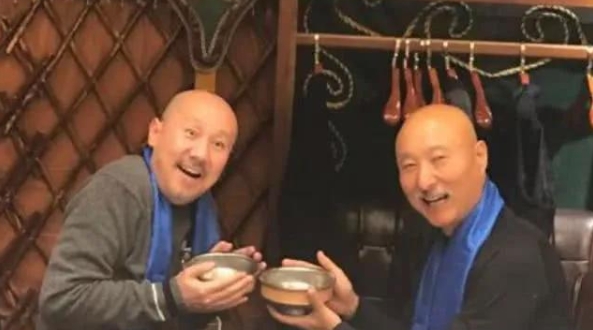 有一次，陈佩斯去内蒙古演出，腾格尔得知消息后，就打电话给陈佩斯让他过来喝酒，陈佩