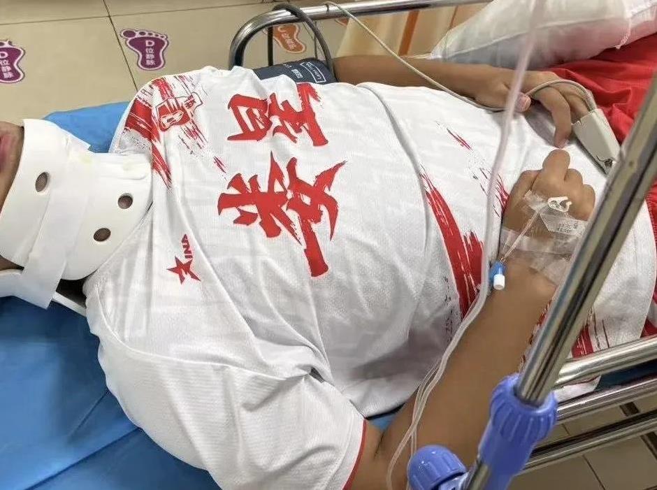 娄底惊现功夫足球，敢挑衅，就砸你破相
近日，湖南省娄底市举办足球赛，娄星宏旺队和