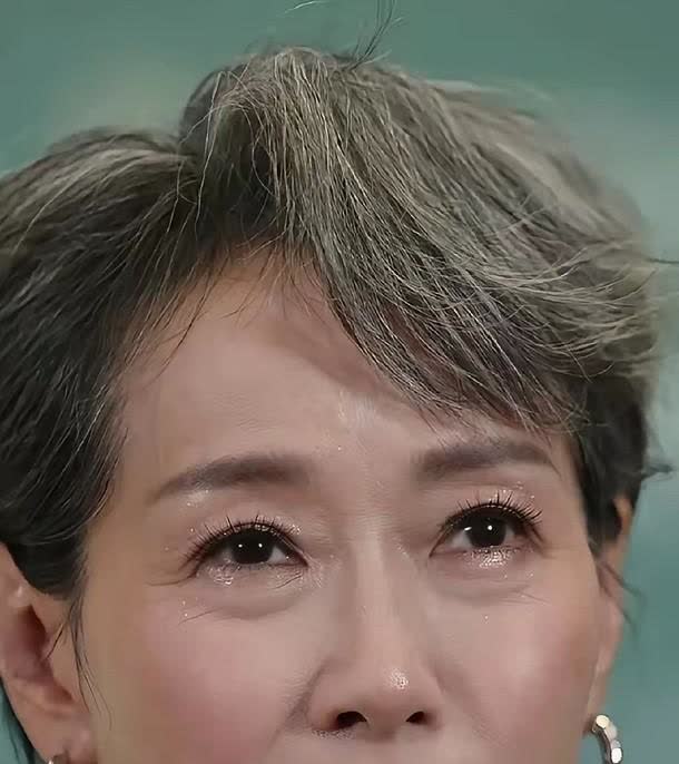 看到叶童的照片

我默默做了一个决定

不是要做丁克，也不是要留短发，而