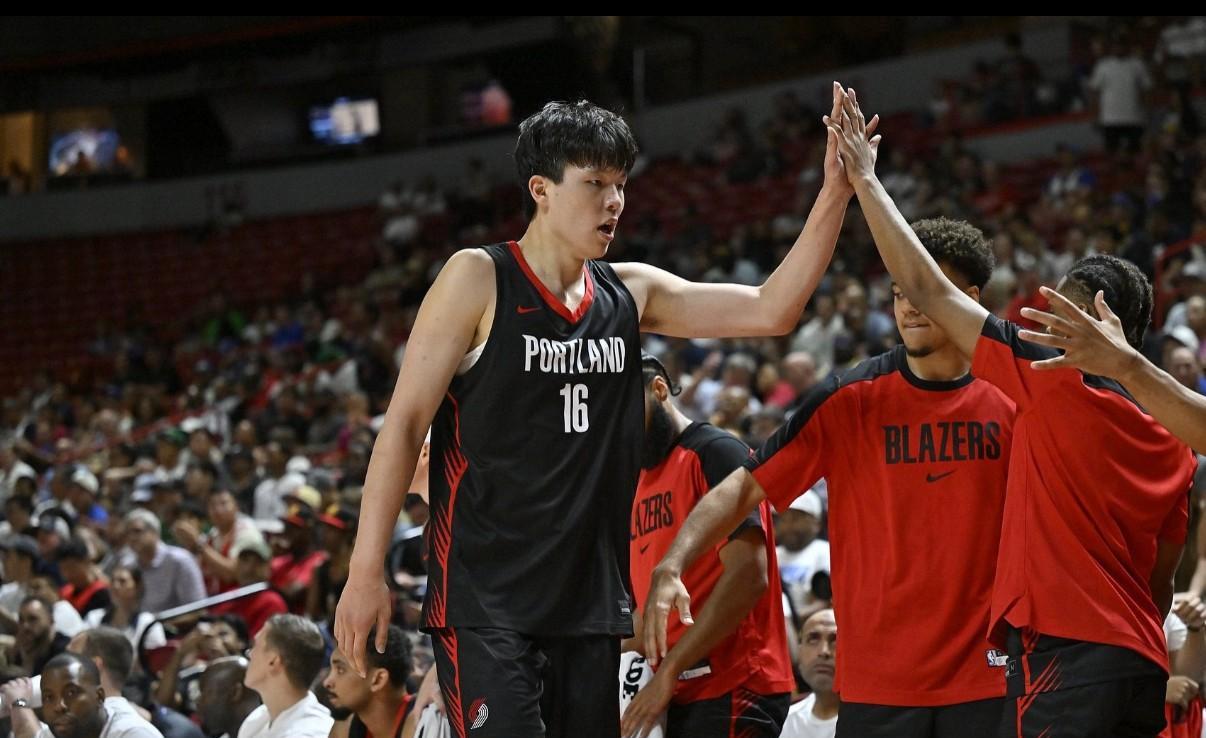 开拓者的胜利背后
杨瀚森的表现让人瞩目！
杨瀚森本场比赛出战了26分钟，虽然开局